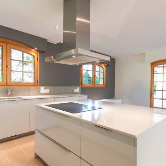  JEANDET Immobilier : Other | VIRY (74580) | 212 m2 | 3 860 € 