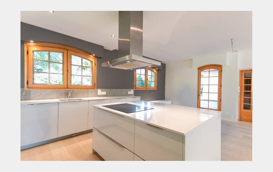 JEANDET Immobilier : Other | VIRY (74580) | 212 m2 | 3 860 € 