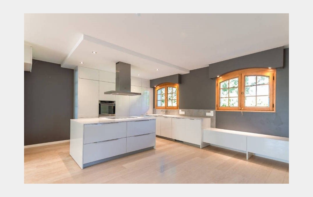 JEANDET Immobilier : Other | VIRY (74580) | 212 m2 | 3 860 € 